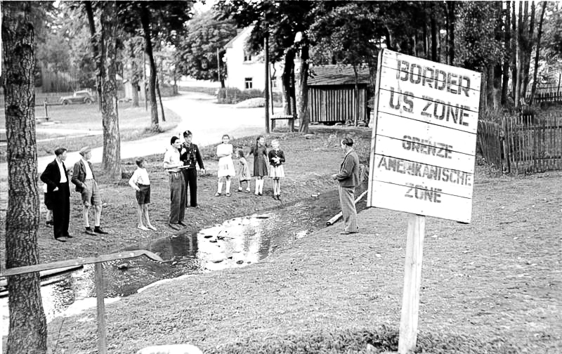 Bundesarchiv_Bild_183-N0415-363,_Mödlareuth,_Zonengrenze-1