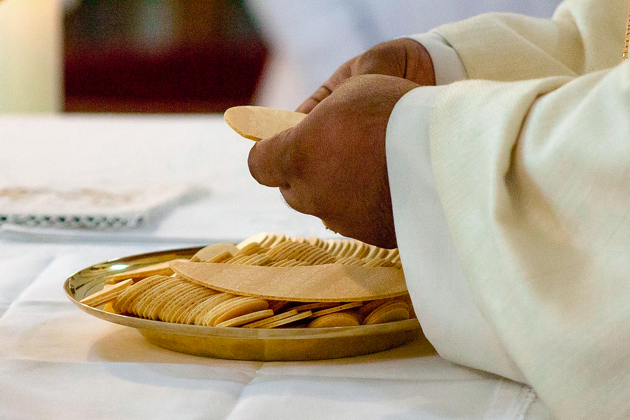celebration-of-the-eucharist-5243045_1280-35